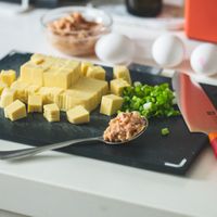 可能是食物和刀的圖像