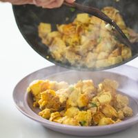 可能是豆腐和西班牙大鍋飯的圖像