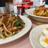 可能是拉麵、豆腐、炒麵和水波蛋的圖像