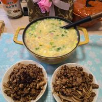 可能是豆腐、炒麵、粥、拉麵和文字的圖像