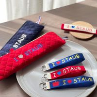 可能是顯示的文字是「 I STAUB STAUB AUB ST STAUB STAUB STAUB I I STAUB STAUB STAUB I 」的圖像