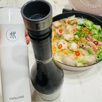 可能是火鍋和顯示的文字是「 STAUB 效 ZWILLING 」的圖像