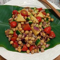 可能是豆腐、北非小米飯和豆煮玉米的圖像