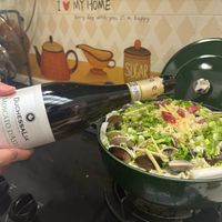 可能是葡萄酒、西班牙大鍋飯、燉小牛膝、義大利麵和文字的圖像