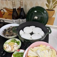 可能是香菇、豆腐、麵、火鍋和顯示的文字是「 MY HOME Every day with m mha ha A6 DUCNESSALIA MUSCATOR GUCHESBALIA AT 」的圖像