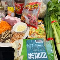 可能是炒麵、香菇、豆腐、麵和文字的圖像