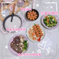 可能是豆腐、火鍋和顯示的文字是「 CED AлEb Gpres 薩蔔讓肉 80%k 80% 80% ร 蒜香花椰菜 椰香芋頭西米露 ๙จ I 嫩煎牛排佐豬豬酒」的圖像