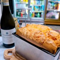 可能是脆皮奶酥蛋糕、法式長棍麵包、巴布卡麵包和文字的圖像