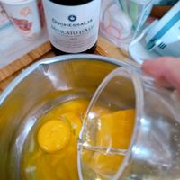 可能是飲料、蛋黃、水波蛋和文字的圖像
