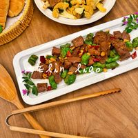 可能是豆腐、炒麵和顯示的文字是「 Ekin Elinaliao liao. STAUB STAUB STAUB STAUD 」的圖像