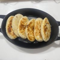 可能是肉餡餅和英式瑪芬的圖像