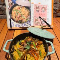 可能是西班牙大鍋飯、香菇、炒飯、炒麵和文字的圖像