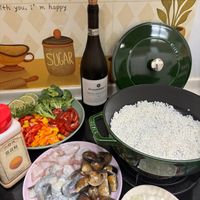 可能是西班牙大鍋飯、蝦和文字的圖像