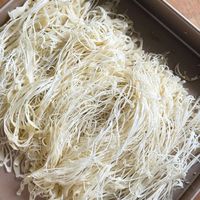 可能是麵、義大利麵和炒麵的圖像