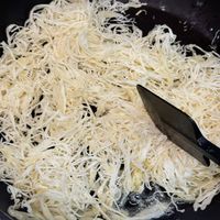 可能是炒麵、義大利麵和麵的圖像