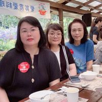 可能是一或多人和文字的圖像