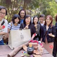 可能是一或多人和文字的圖像