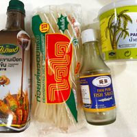 可能是‎麵、炒麵和‎顯示的文字是「 ‎NAMJAI น้ำใจ Natural PALM PALMSUGA SUGAI น้ำตาลมะพร้า 500g 10-1-01436-1-4027 Product Talat 7 เส้นเล็ก สำหมกนชิ้ก50 50 ไร่กัพอ์ WAWAI ว่ามะขามเปียก ขมข้น PASTE TAMARIND 晴罗盤子酱 שה!ה TEVS RICESTIOKWAM STICK ก๋วยเตีย RATED RICE കതിത്രി DEHYDRATED QUA-QUALTY+ 葵果 •+Oυa QUALITY+ 1IB ΤΗΑΙ URE THAIPURE RE - FISH SAUCE 上西定店月平） 食色素 ำหนักสุทธิ500 Weight ไหนักสุทธิ 500‎ 」‎‎ 的圖像