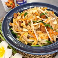 可能是豆腐、炒麵、麵和顯示的文字是「罗遊子能 藝果 THAI PURE SH HSAUCE SAUCE 」的圖像