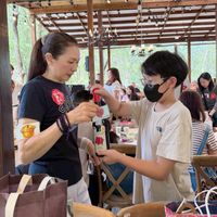 可能是一或多人和顯示的文字是「 SHOES OES MOOD 」的圖像