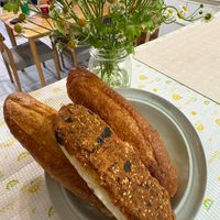 可能是法式長棍麵包、麵包棒和黑麥麵包的圖像
