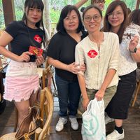 可能是一或多人和文字的圖像