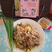 可能是豆腐、炒飯、炒麵、義大利麵、拉麵和顯示的文字是「 9 主富王務 小本本2026 2026 小本」的圖像