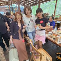 可能是一或多人和文字的圖像