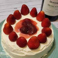 可能是蛋糕、草莓和文字的圖像