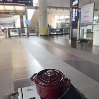 可能是腕錶、手提箱和文字的圖像