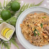 可能是麵、義大利麵、炒麵和文字的圖像