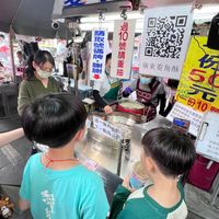 可能是一或多人和文字的圖像