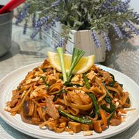 可能是炒麵、豆腐和義大利麵的圖像