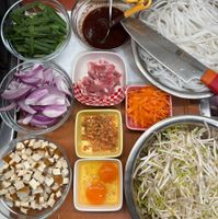 可能是拉麵、豆腐、麵和炒麵的圖像