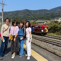 可能是一或多人、纜車、火車和鐵道的圖像