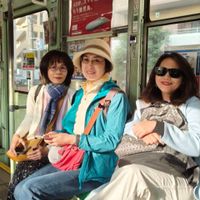 可能是一或多人、纜車、火車和顯示的文字是「 43分、スマホ見でだり 43을 スマホ見てたら マホ見てたら もう鹿発島。 120 」的圖像