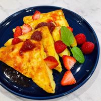 可能是草莓、法式吐司和甜點的圖像