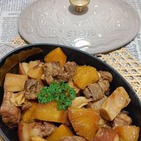 可能是豆腐、燉小牛膝和文字的圖像