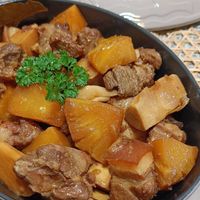 可能是燉小牛膝、豆腐和文字的圖像