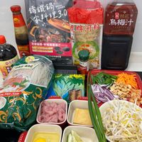可能是炒麵、拉麵、豆腐、麵和文字的圖像