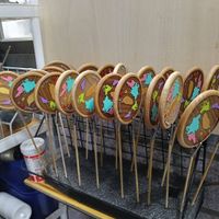 可能是梳子、木湯匙和文字的圖像