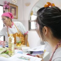 可能是一或多人和食物的圖像