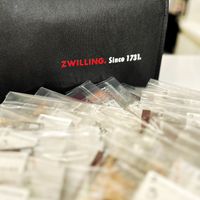 可能是帽子、帽子店和顯示的文字是「 ZWILLING. Since 1731. 」的圖像