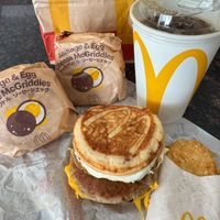 可能是英式瑪芬和顯示的文字是「 1A sacsage Sacsage&Egg sousaMoGriddles ese リトル、 ソーセージエック ジエック sausage & Egg McGriddles ピピリドル ge ge& ge&Egg & Egg 9-Griddles MoGricdlos シエック ソーセージエック ドル、 M m 」的圖像