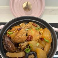 可能是香菇、豆腐和顯示的文字是「 LACOCOTTE Cω COCONTE 」的圖像