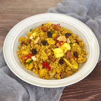 可能是西班牙大鍋飯、豆煮玉米、炒飯、印度香料飯和北非小米飯的圖像