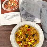 可能是北非小米飯、西班牙大鍋飯、印度香料飯、炒飯、豆煮玉米和文字的圖像