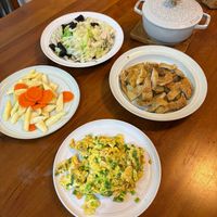 可能是炒飯和燉小牛膝的圖像