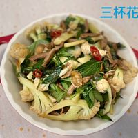 可能是豆腐和顯示的文字是「三杯花菜 A TAN STAUB 」的圖像