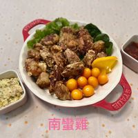 可能是豆腐和顯示的文字是「 ልሱ ממחזד SUARS 南蠻雞」 的圖像